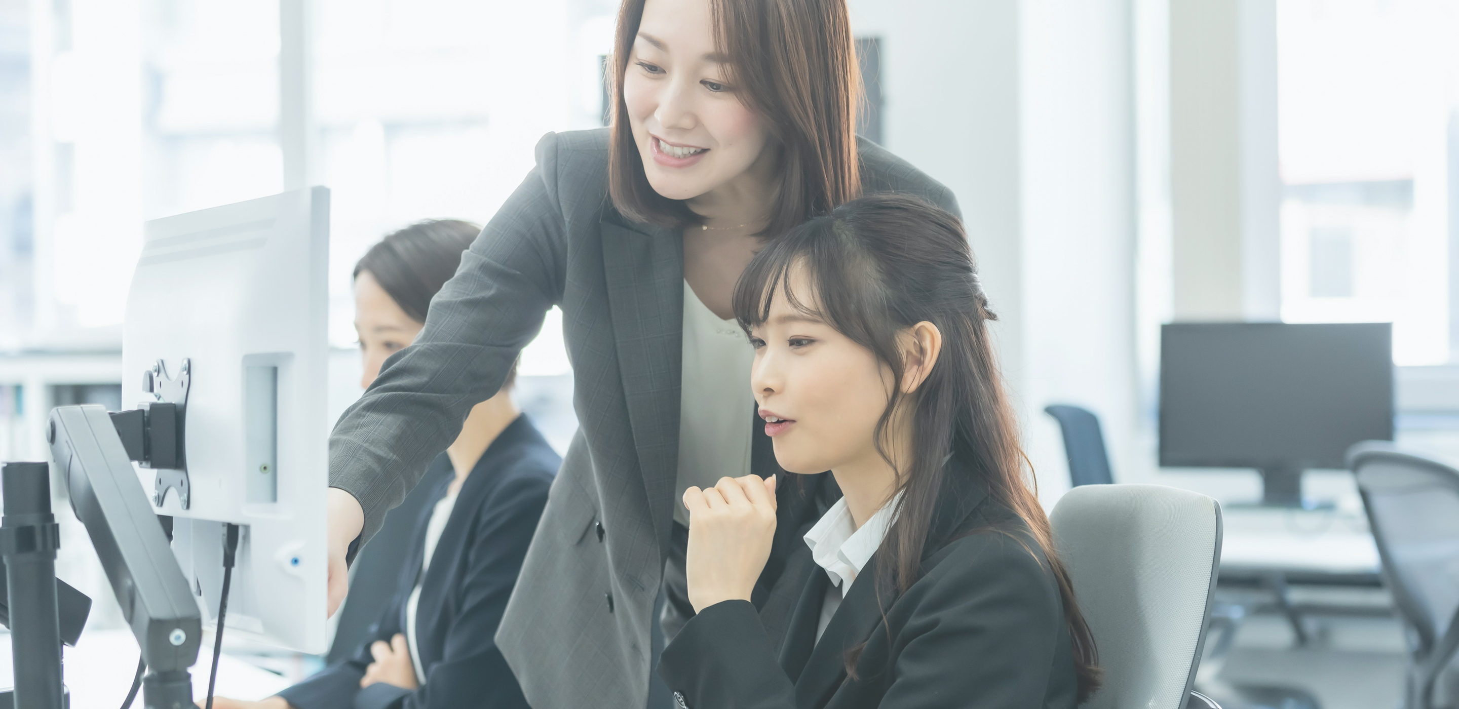 部下に教える女性社員