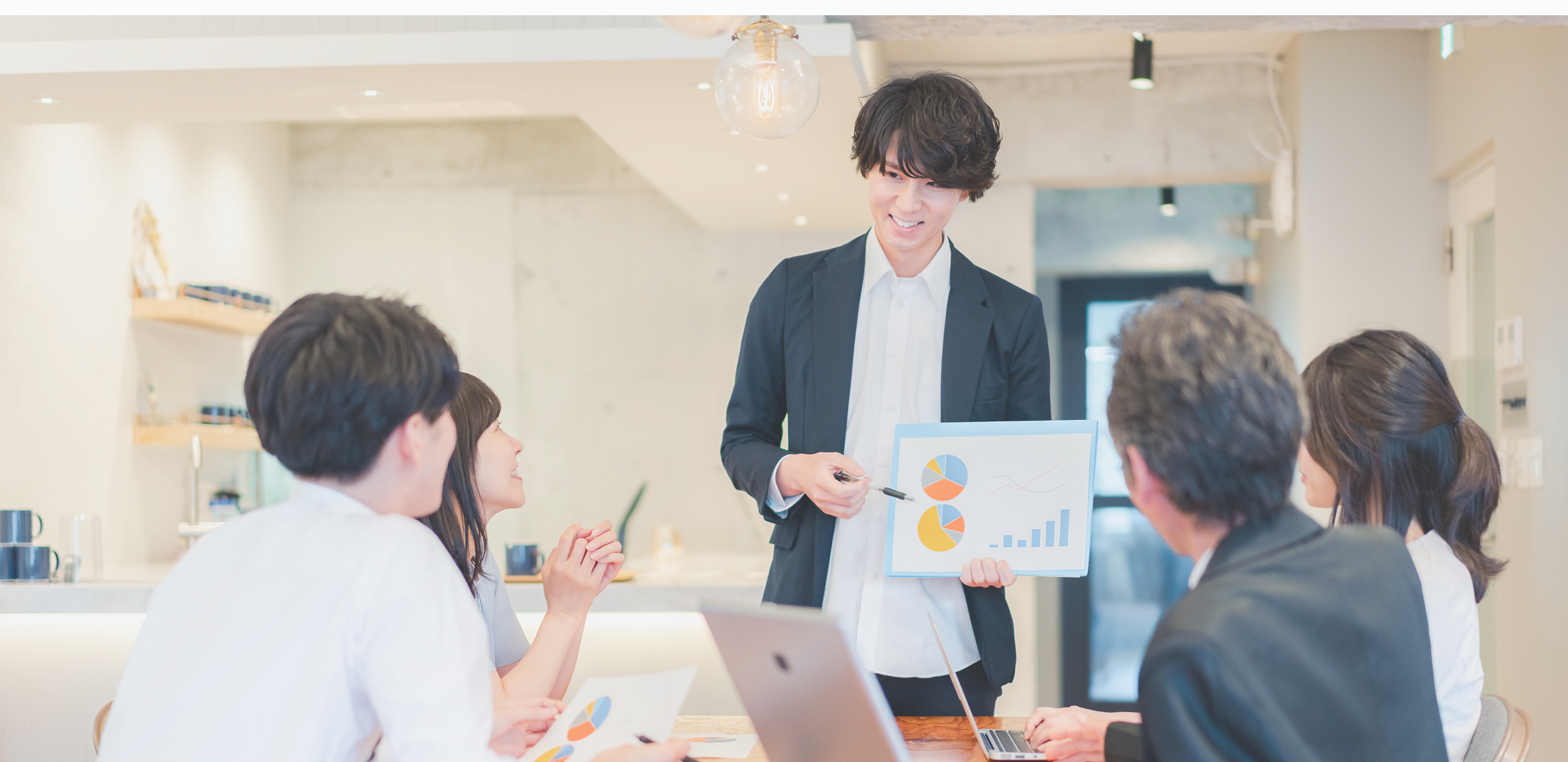 話し合う社員