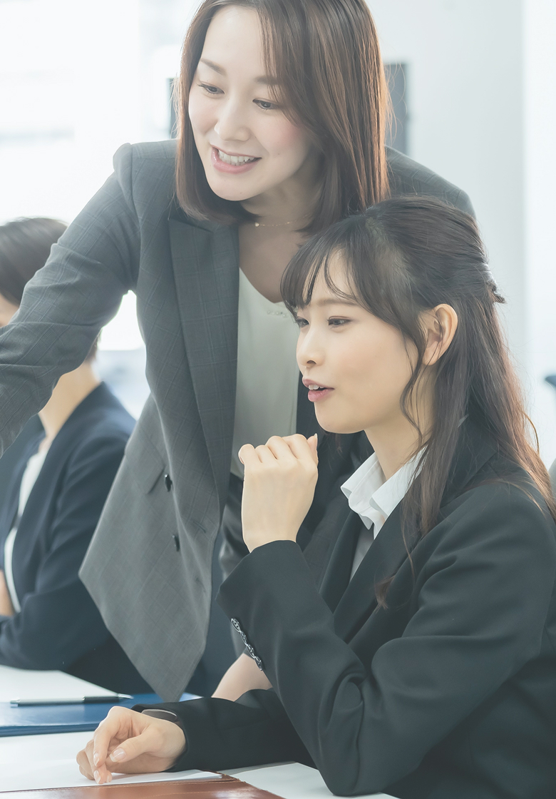 部下に教える女性社員